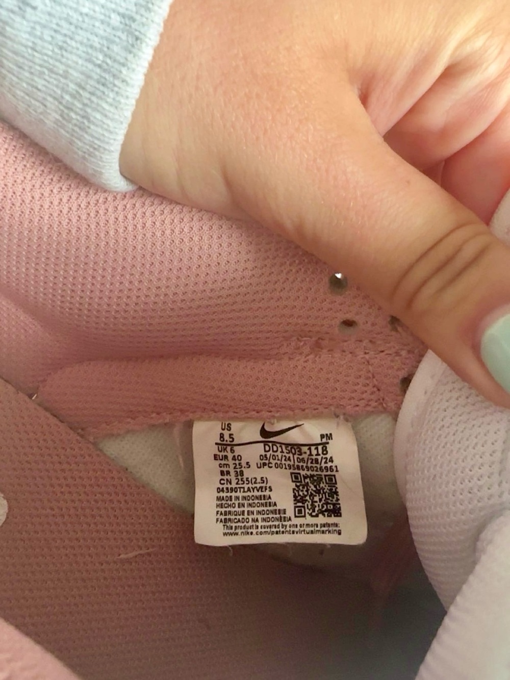 Nike Women's Low-Top dunks in rose and White - Picture 3 of 3